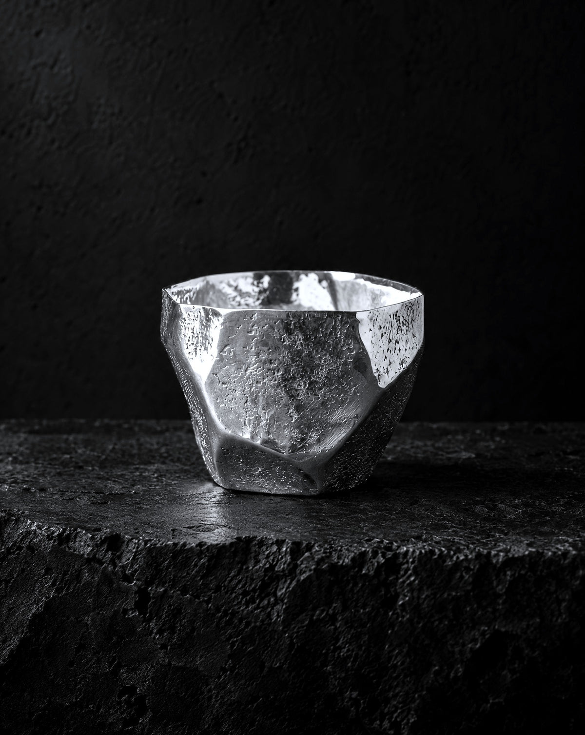 銀盃 岩影（GINPAI IWAKAGE）Silver 999 Sake Cup イメージ（AI生成）