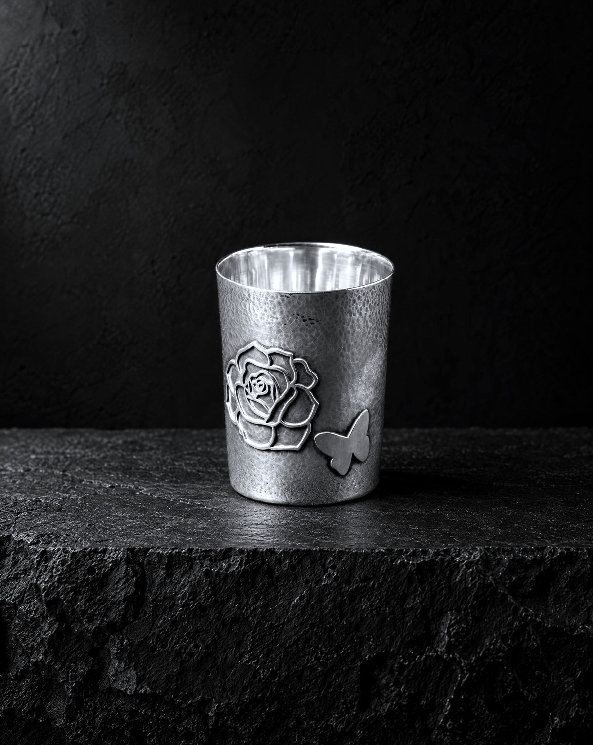 銀盃 花蝶（GINPAI KACHO）Silver 999 Sake Cup イメージ（AI生成）