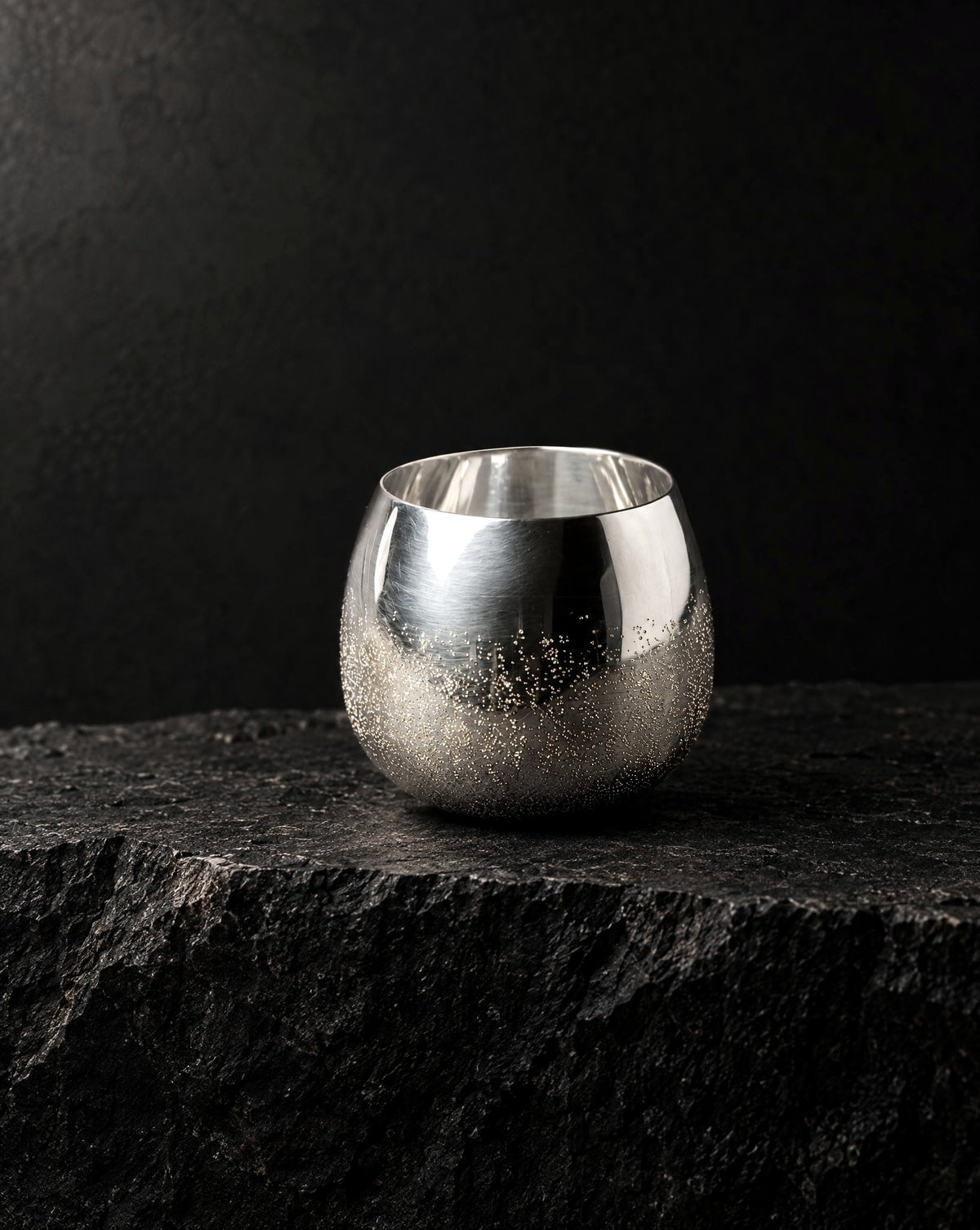 銀盃 金痕（GINPAI KINKON）Silver 999 Sake Cup with Pure Gold イメージ（AI生成）