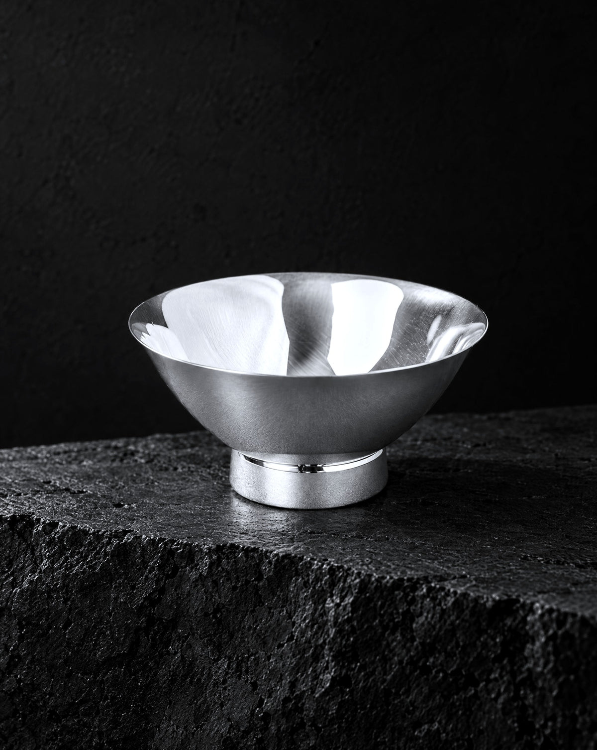 銀盃（GINPAI）Silver 999 Sake Cup イメージ（AI生成）