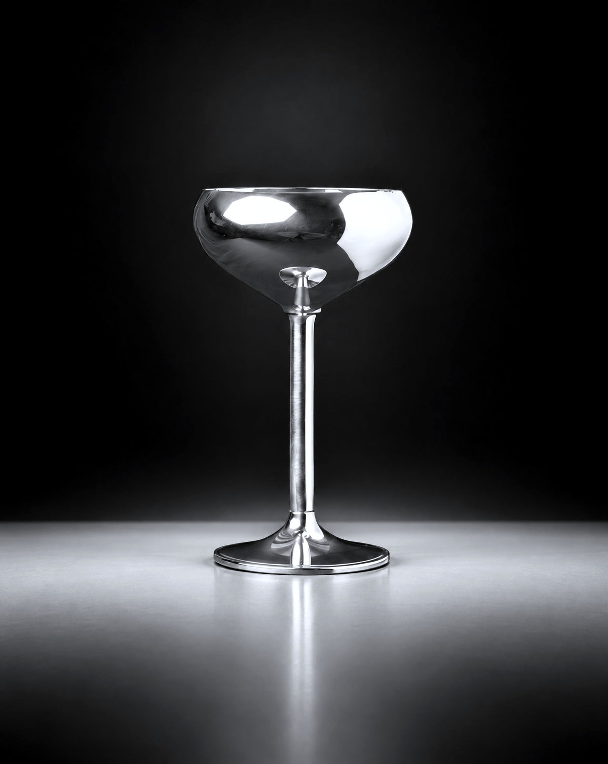 銀爵 泡（GINSHAKU AWA）Silver 999 Champagne Glass イメージ（AI生成）