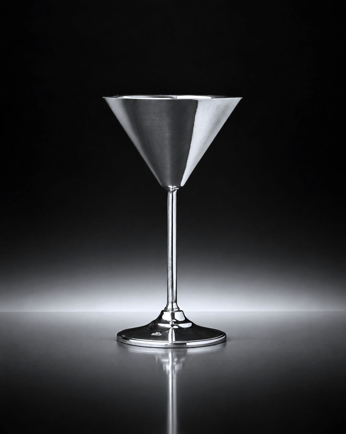 銀爵 冷（GINSHAKU REI）Silver 999 Cocktail Glass イメージ（AI生成）