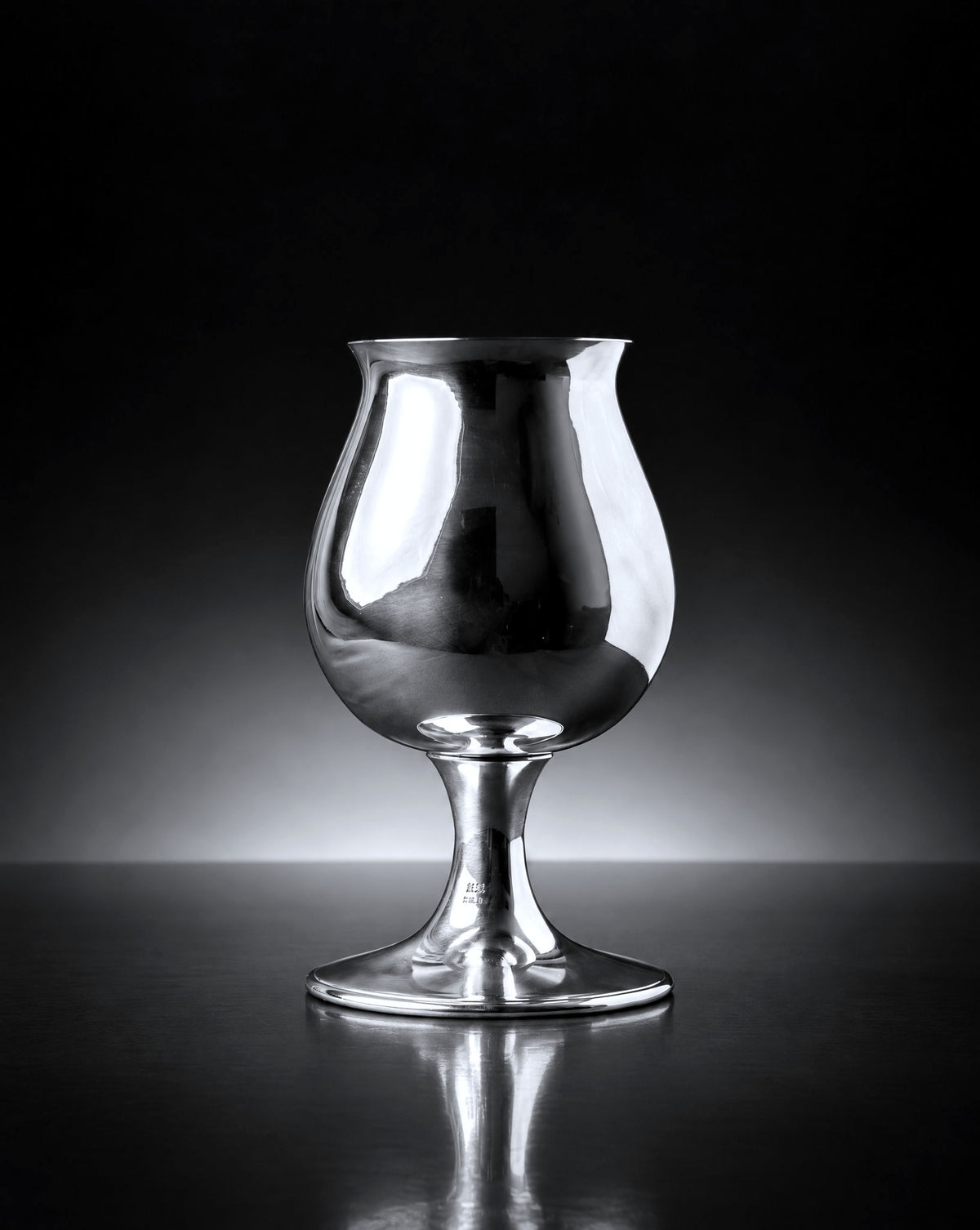 銀爵（GINSHAKU）Silver 999 Wine Glass イメージ（AI生成）
