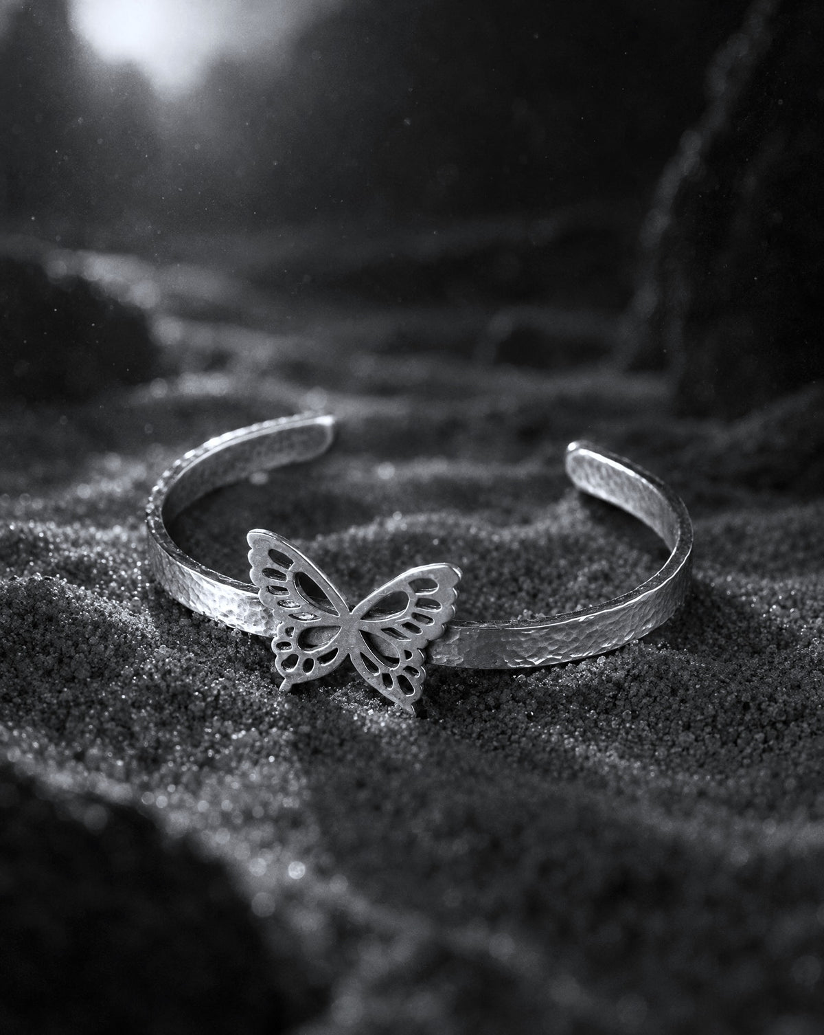 羽鎚（HATSUI）Silver 999 Bangle イメージ（AI生成）