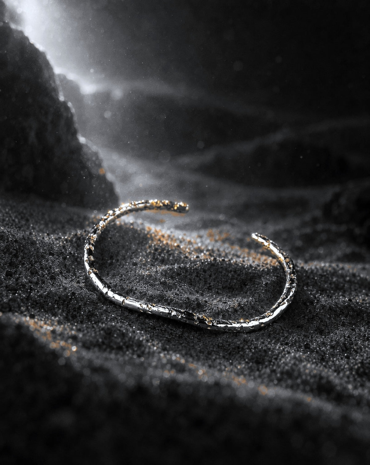 金痕（KINKON）Silver 999 Bangle with Pure Gold イメージ（AI生成）