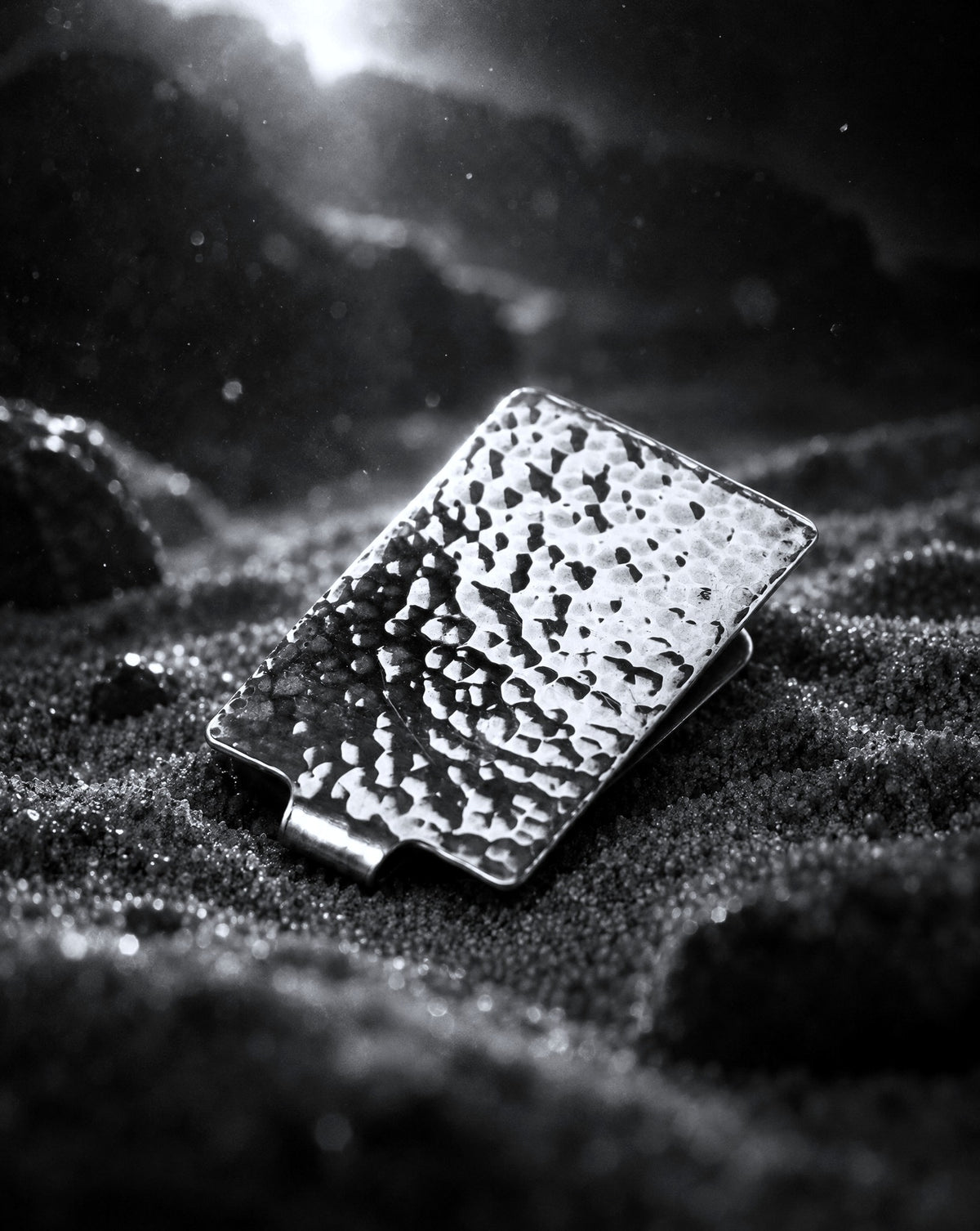 鎚縁（TSUIEN）Silver 925 Money Clip イメージ（AI生成）