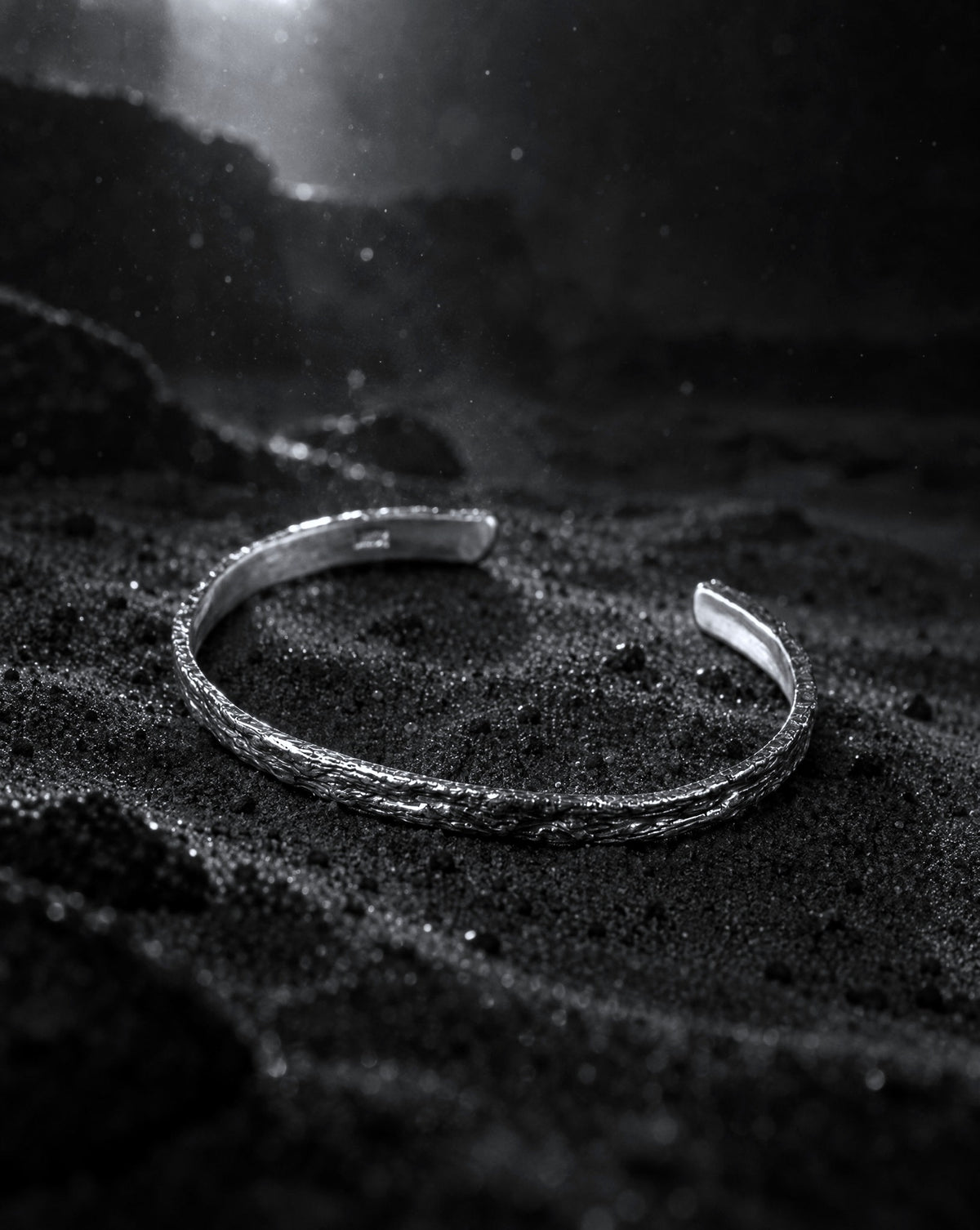 鎚環（TSUIKAN）Silver 999 Bangle イメージ（AI生成）