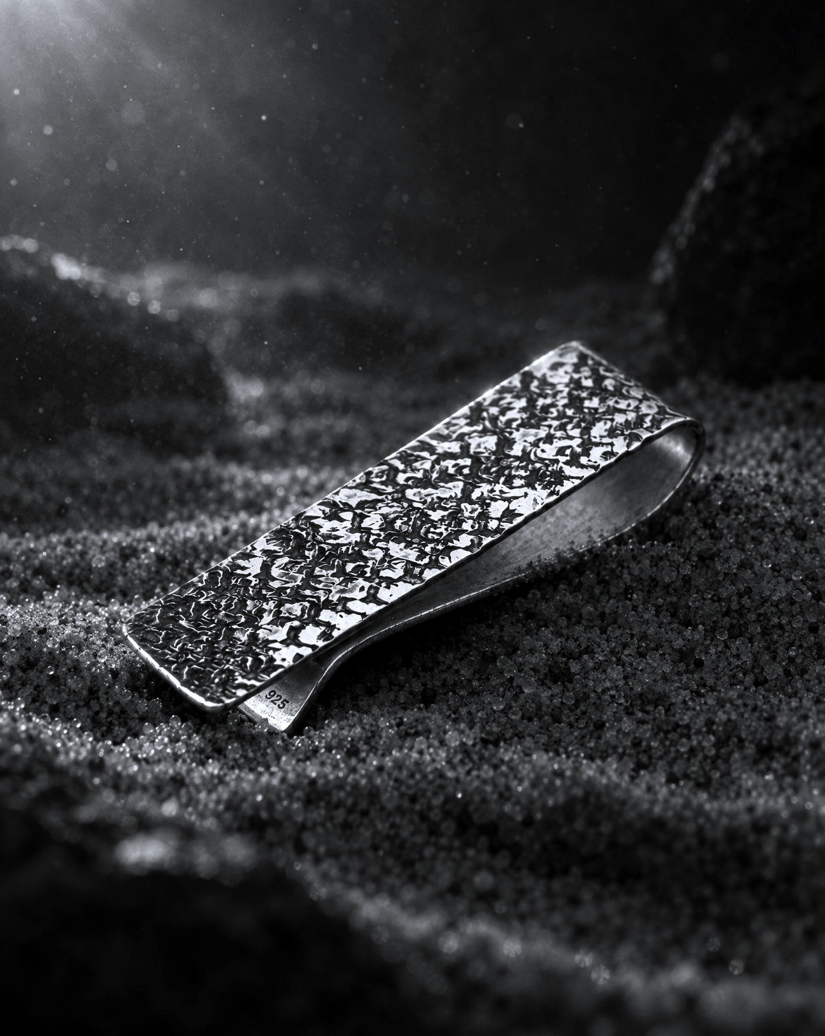 鎚弧（TSUIKO）Silver 925 Money Clip イメージ（AI生成）